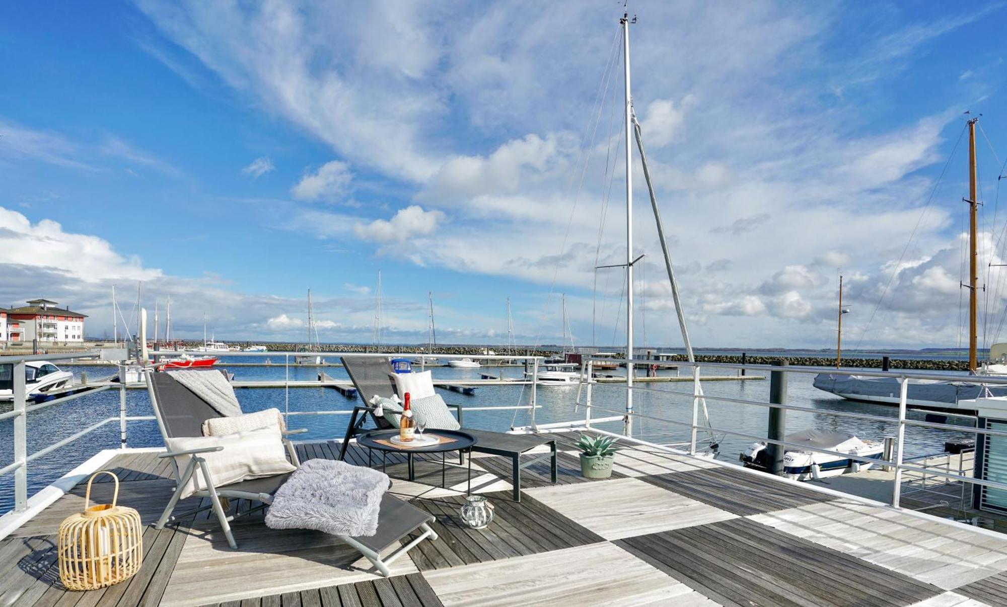 Exklusives Ostsee-Hausboot, Kueche Mit Spueler, Tv, Grosse Sonnenterrasse, 3X Kostenfreie Kfz-Parkplaetze, Klimaanlage, Bis Zu 6 Personen, 2X Baeder, Waschmaschine Boltenhagen  Exterior photo
