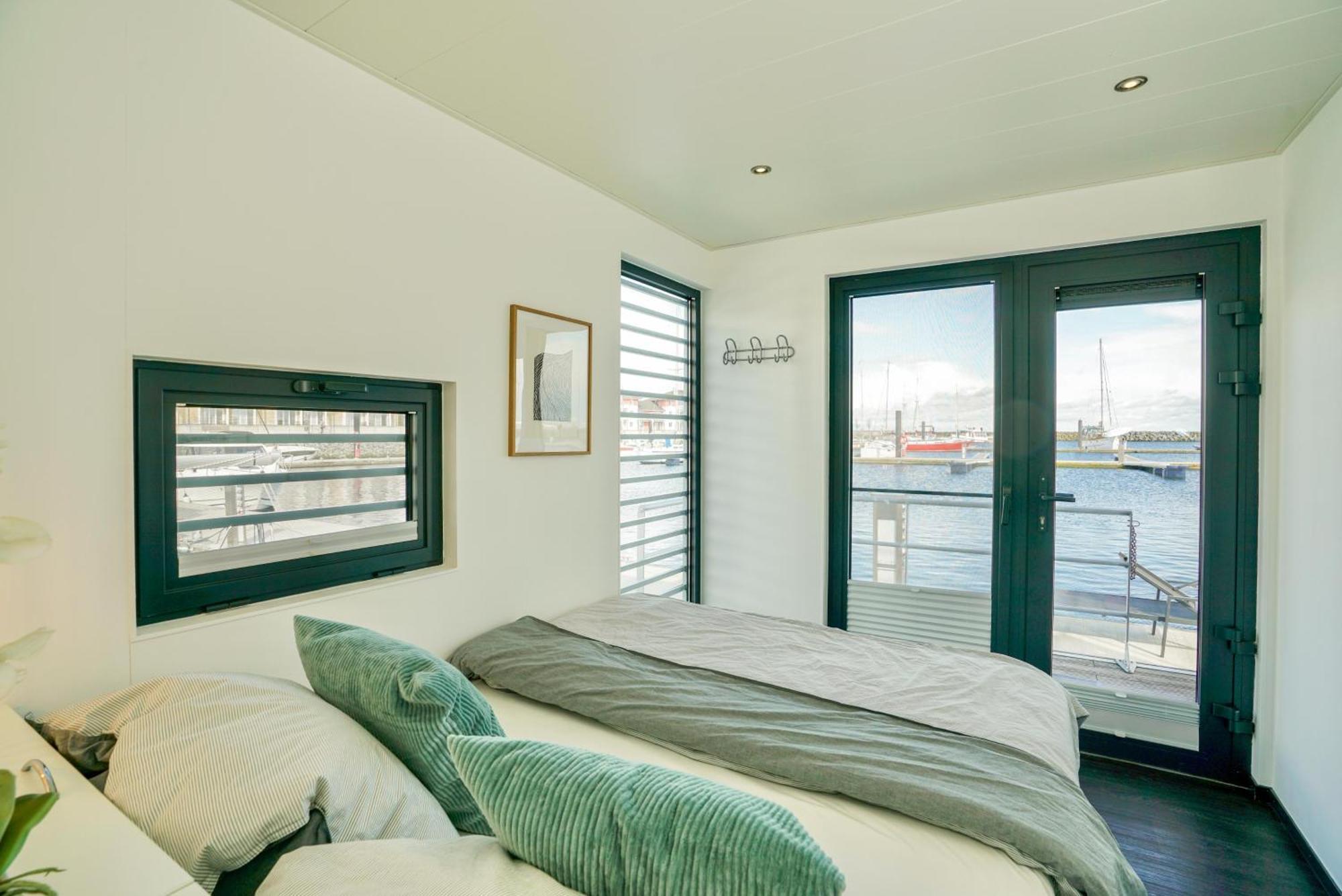 Exklusives Ostsee-Hausboot, Kueche Mit Spueler, Tv, Grosse Sonnenterrasse, 3X Kostenfreie Kfz-Parkplaetze, Klimaanlage, Bis Zu 6 Personen, 2X Baeder, Waschmaschine Boltenhagen  Exterior photo