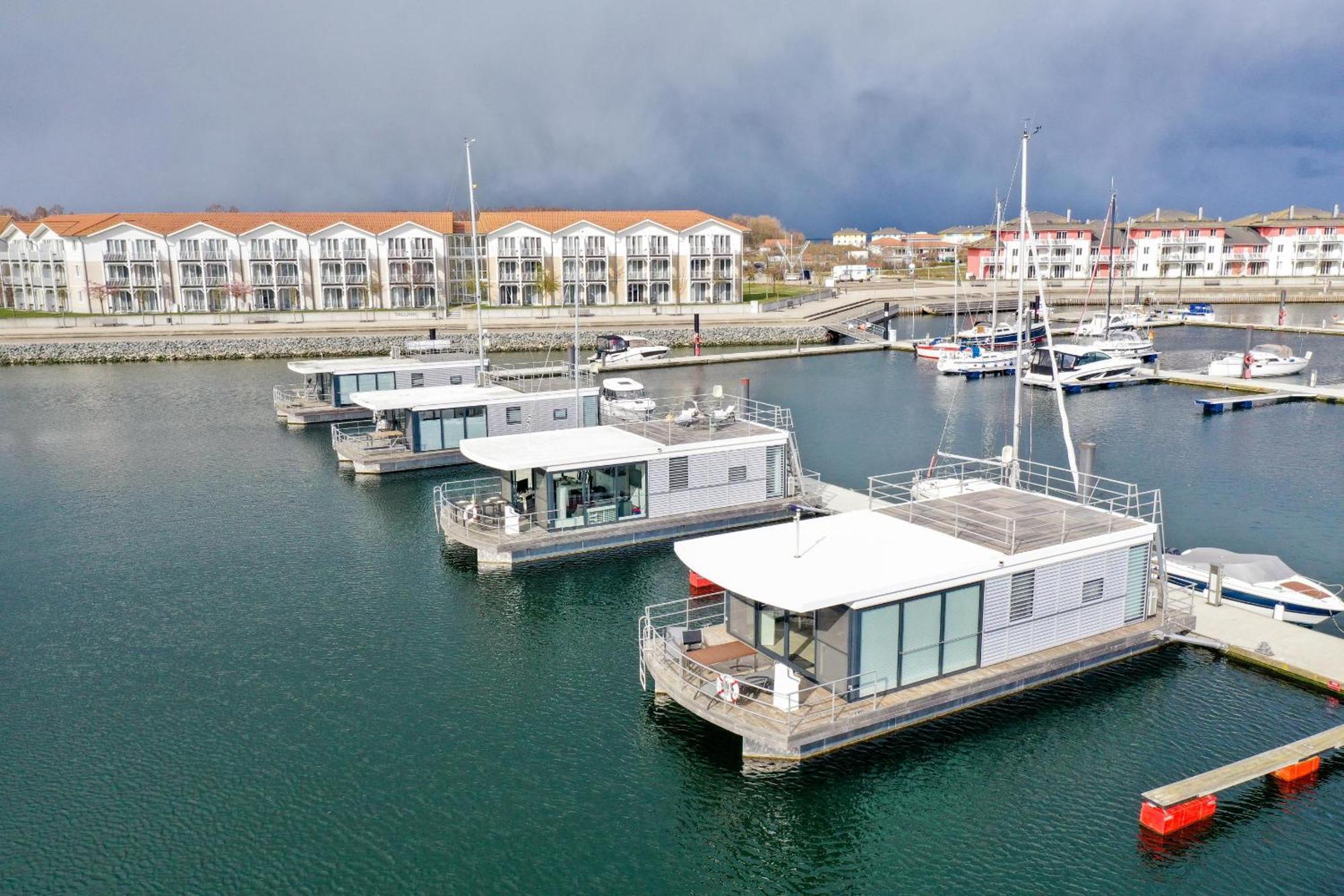 Exklusives Ostsee-Hausboot, Kueche Mit Spueler, Tv, Grosse Sonnenterrasse, 3X Kostenfreie Kfz-Parkplaetze, Klimaanlage, Bis Zu 6 Personen, 2X Baeder, Waschmaschine Boltenhagen  Exterior photo