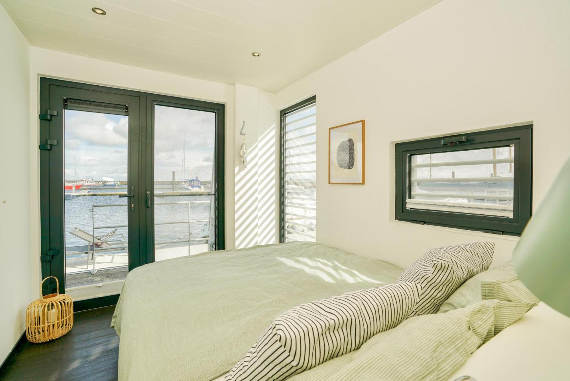 Exklusives Ostsee-Hausboot, Kueche Mit Spueler, Tv, Grosse Sonnenterrasse, 3X Kostenfreie Kfz-Parkplaetze, Klimaanlage, Bis Zu 6 Personen, 2X Baeder, Waschmaschine Boltenhagen  Exterior photo