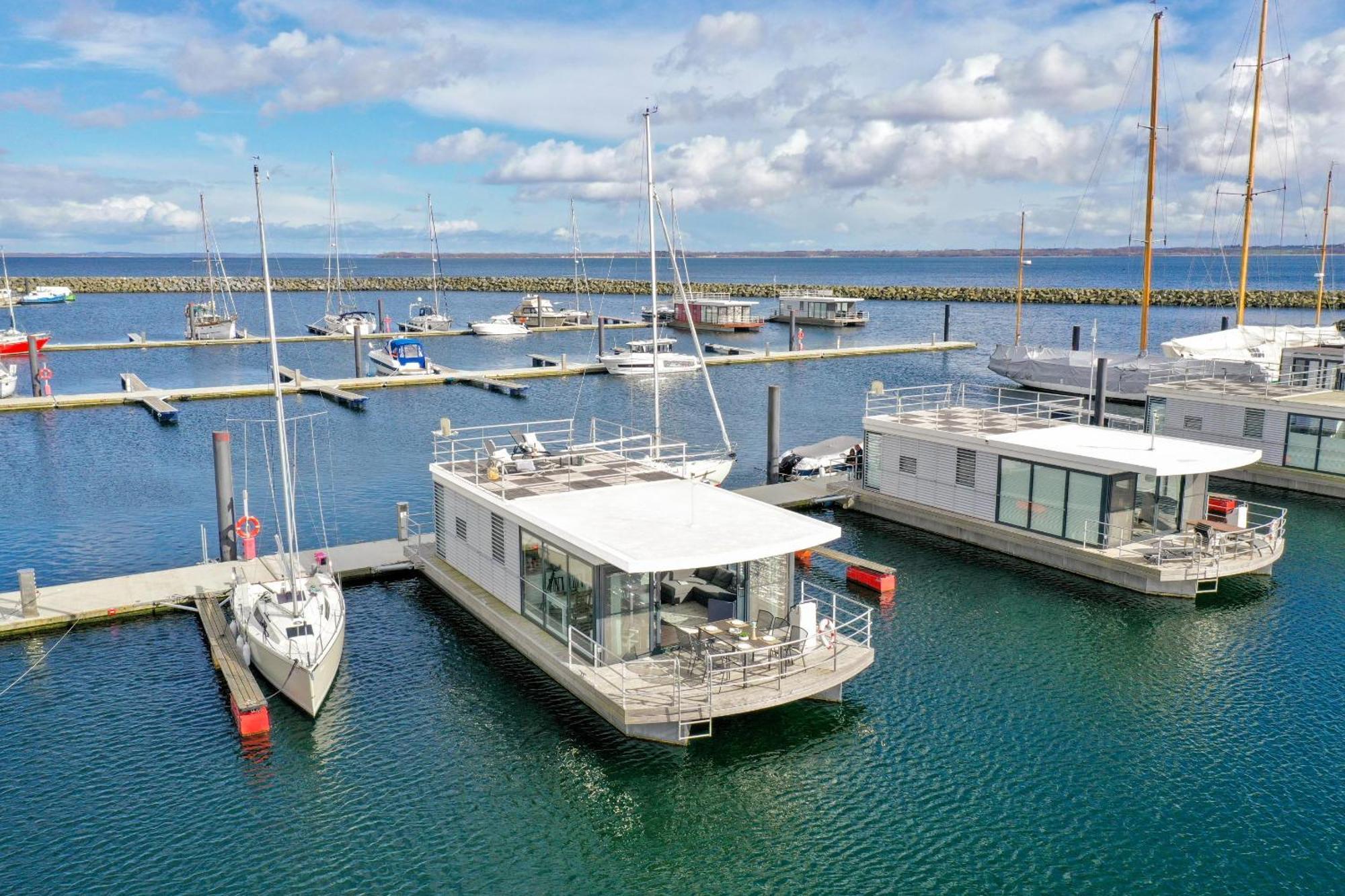 Exklusives Ostsee-Hausboot, Kueche Mit Spueler, Tv, Grosse Sonnenterrasse, 3X Kostenfreie Kfz-Parkplaetze, Klimaanlage, Bis Zu 6 Personen, 2X Baeder, Waschmaschine Boltenhagen  Exterior photo