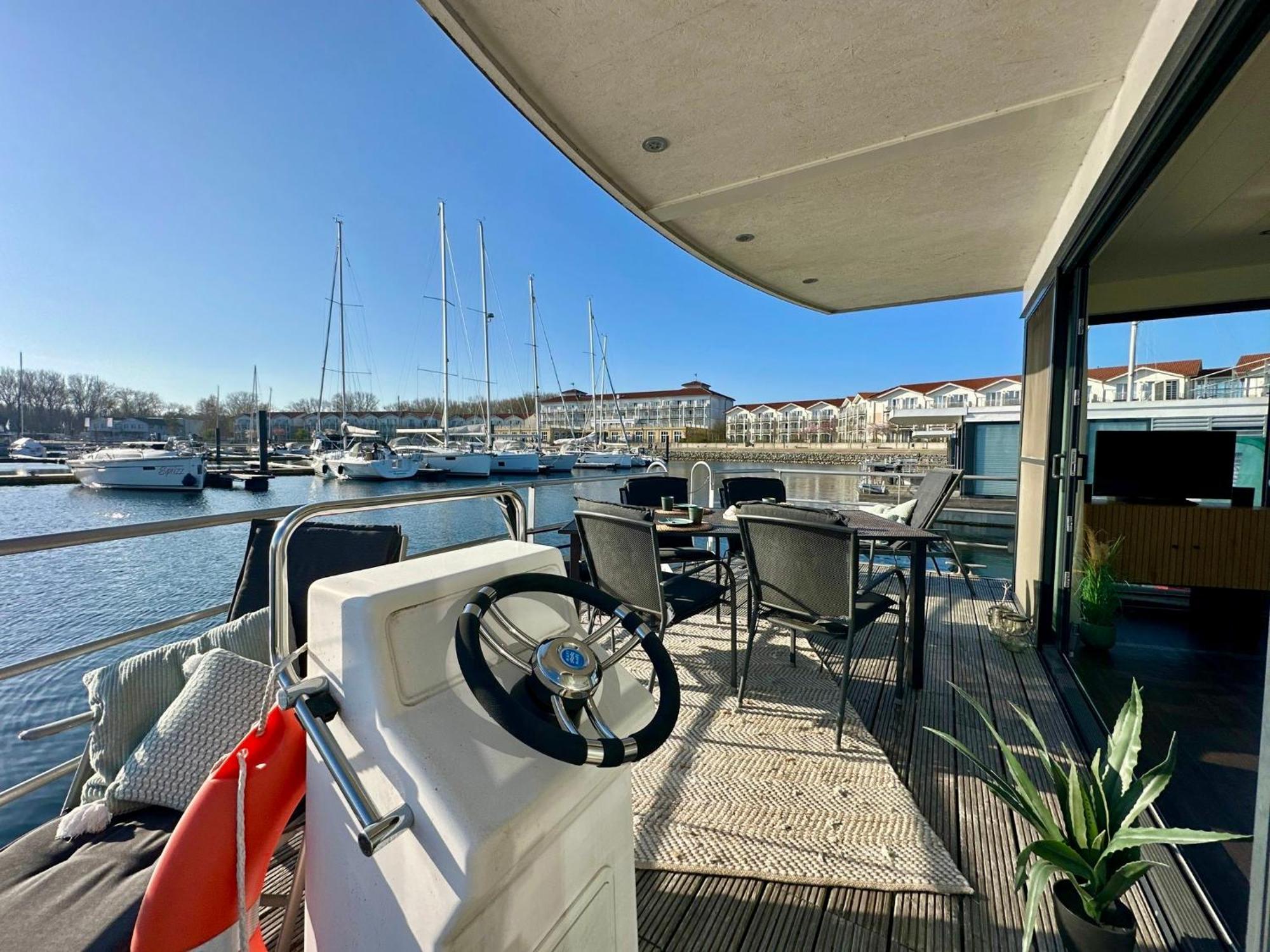 Exklusives Ostsee-Hausboot, Kueche Mit Spueler, Tv, Grosse Sonnenterrasse, 3X Kostenfreie Kfz-Parkplaetze, Klimaanlage, Bis Zu 6 Personen, 2X Baeder, Waschmaschine Boltenhagen  Exterior photo