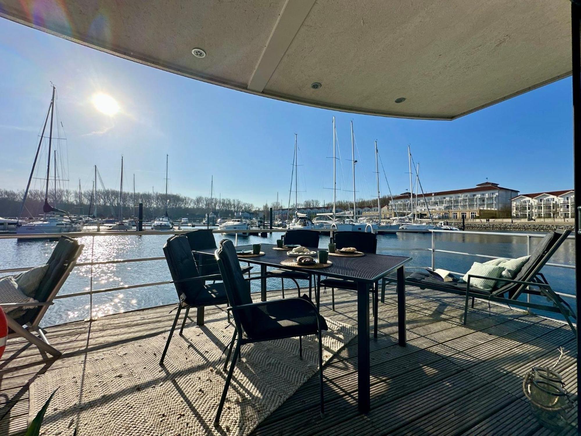 Exklusives Ostsee-Hausboot, Kueche Mit Spueler, Tv, Grosse Sonnenterrasse, 3X Kostenfreie Kfz-Parkplaetze, Klimaanlage, Bis Zu 6 Personen, 2X Baeder, Waschmaschine Boltenhagen  Exterior photo